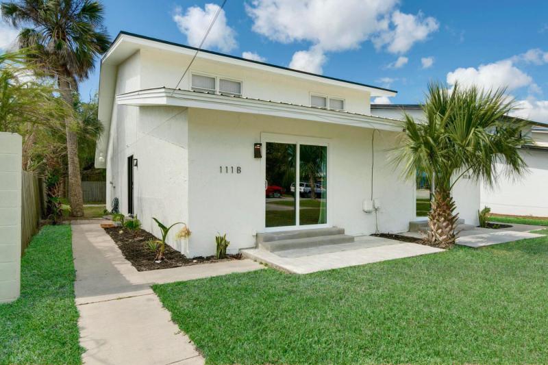 111 Arricola Ave #A & B