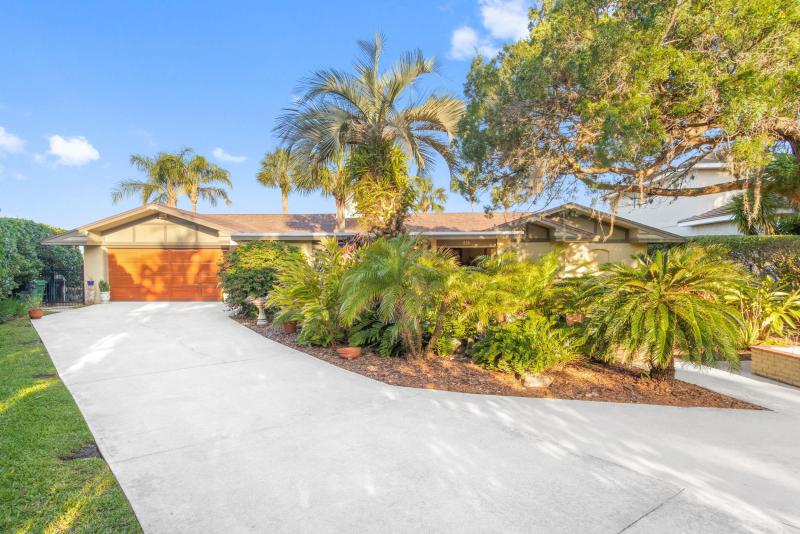 239 S Matanzas Blvd