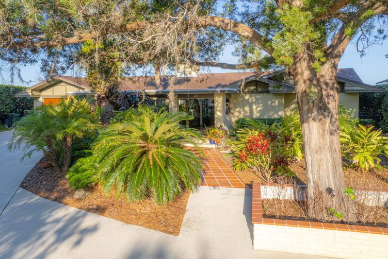 239 S Matanzas Blvd