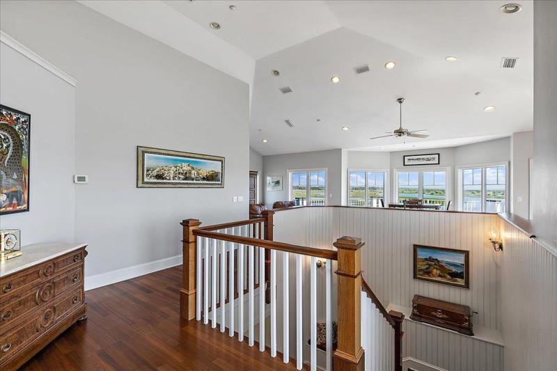 3425 Lands End