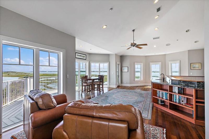 3425 Lands End