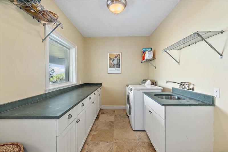3425 Lands End