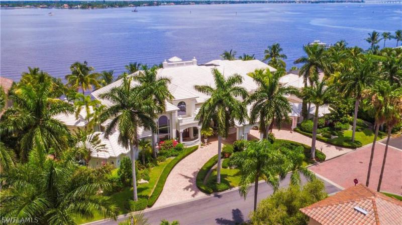 https://images.floridarealtors.org/ImagesHomeProd3/FL/idx/photos/ftmyersbeach/04/221087768.jpg