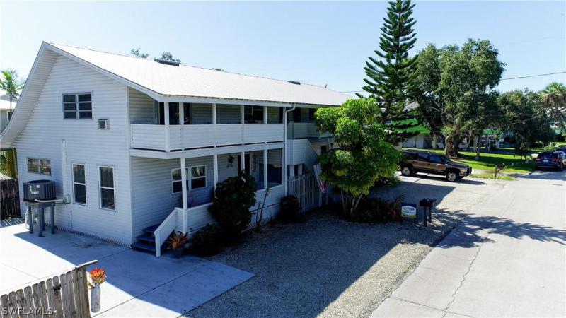 https://images.floridarealtors.org/ImagesHomeProd3/FL/idx/photos/ftmyersbeach/78/221072426.jpg