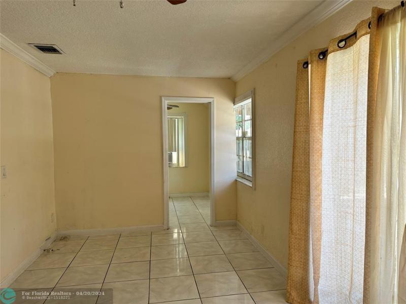 Single Family Homes Photo 6: 1904 SW 82nd Ter  North Lauderdale,  FL 33068