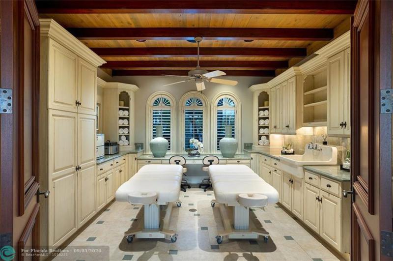  Single Family Homes Photo 23: 2900 NE 37th Street  Fort Lauderdale,  FL 33308