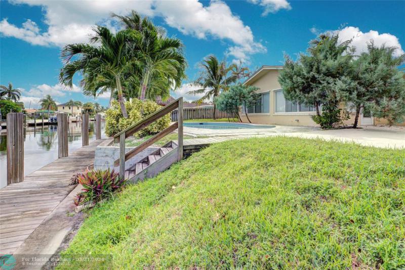  Single Family Homes Photo 10: 911 SE 11th St  Deerfield Beach,  FL 33441