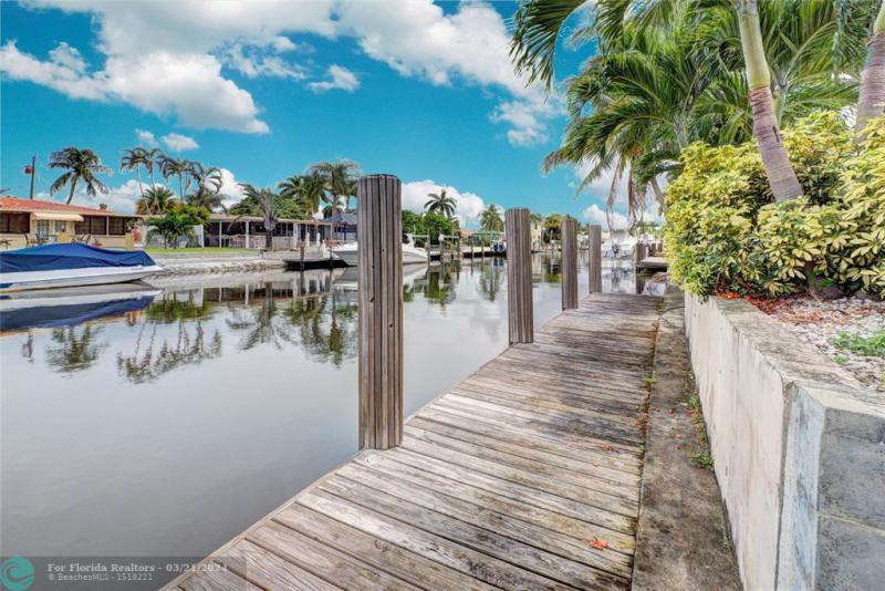  Single Family Homes Photo 11: 911 SE 11th St  Deerfield Beach,  FL 33441