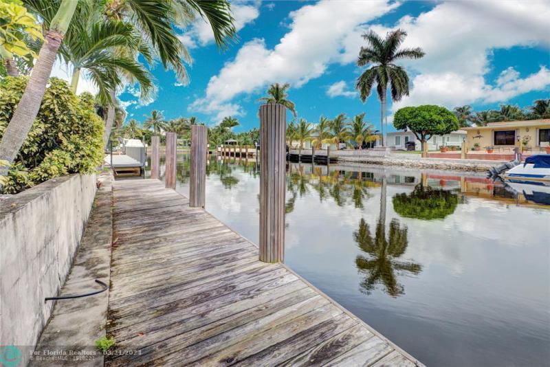  Single Family Homes Photo 13: 911 SE 11th St  Deerfield Beach,  FL 33441