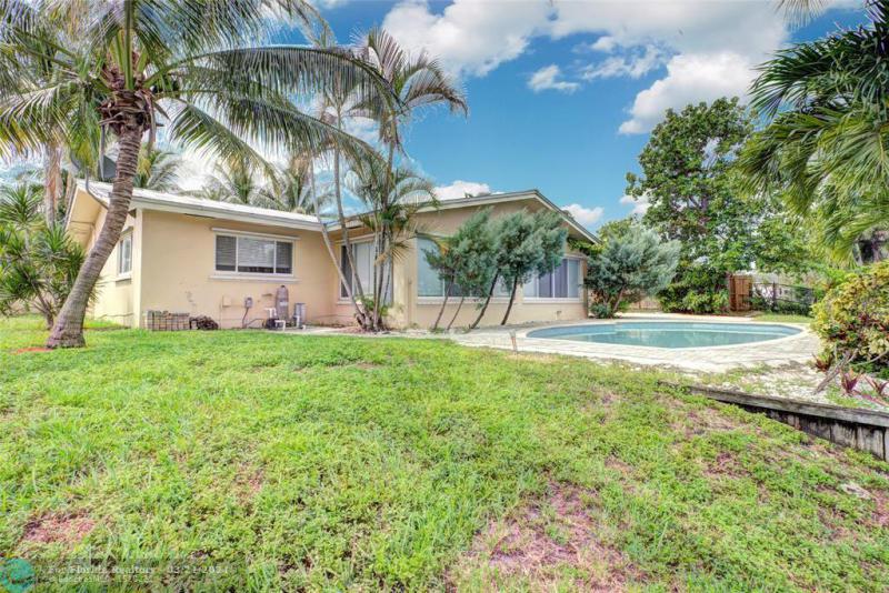  Single Family Homes Photo 14: 911 SE 11th St  Deerfield Beach,  FL 33441