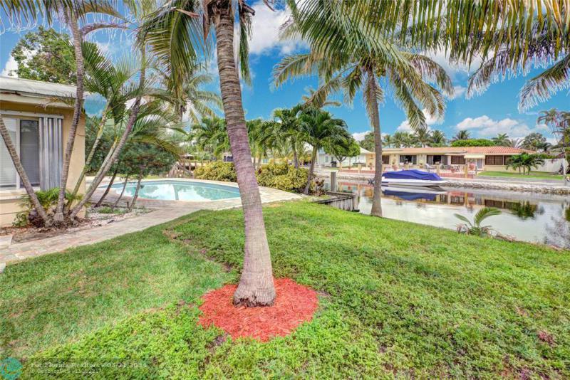  Single Family Homes Photo 15: 911 SE 11th St  Deerfield Beach,  FL 33441