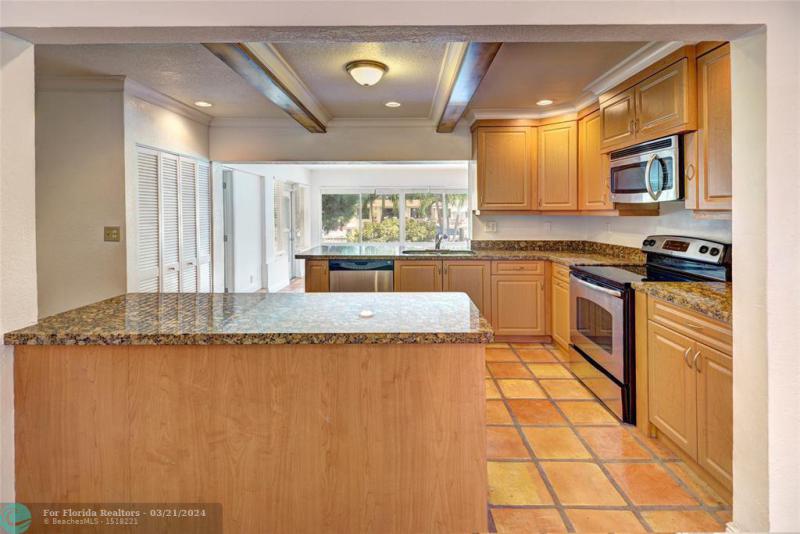  Single Family Homes Photo 22: 911 SE 11th St  Deerfield Beach,  FL 33441