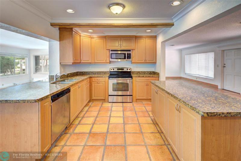  Single Family Homes Photo 23: 911 SE 11th St  Deerfield Beach,  FL 33441
