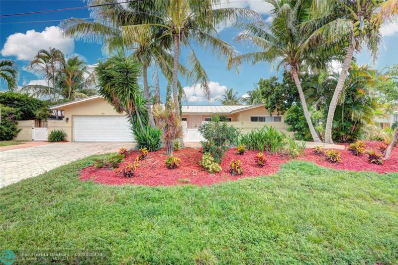  Single Family Homes Photo 3: 911 SE 11th St  Deerfield Beach,  FL 33441