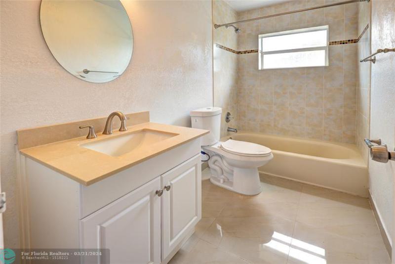  Single Family Homes Photo 33: 911 SE 11th St  Deerfield Beach,  FL 33441