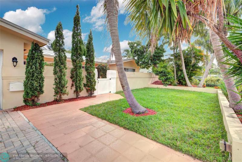  Single Family Homes Photo 4: 911 SE 11th St  Deerfield Beach,  FL 33441