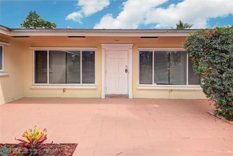  Single Family Homes Photo 5: 911 SE 11th St  Deerfield Beach,  FL 33441