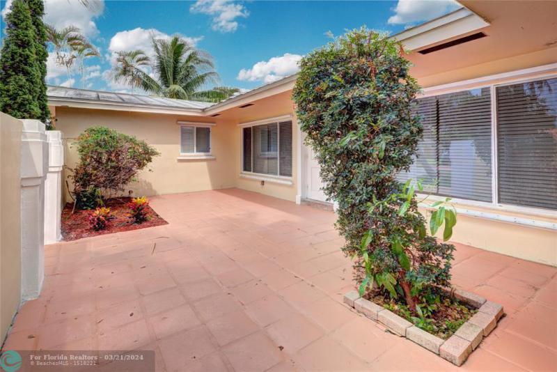  Single Family Homes Photo 6: 911 SE 11th St  Deerfield Beach,  FL 33441