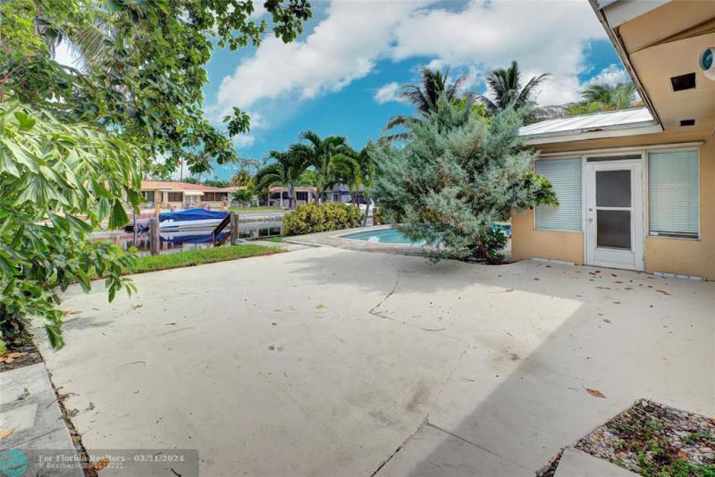  Single Family Homes Photo 7: 911 SE 11th St  Deerfield Beach,  FL 33441