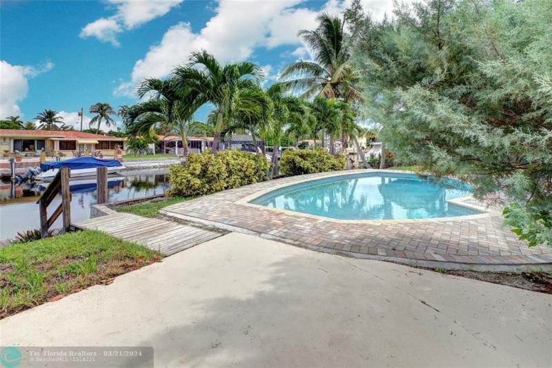  Single Family Homes Photo 8: 911 SE 11th St  Deerfield Beach,  FL 33441