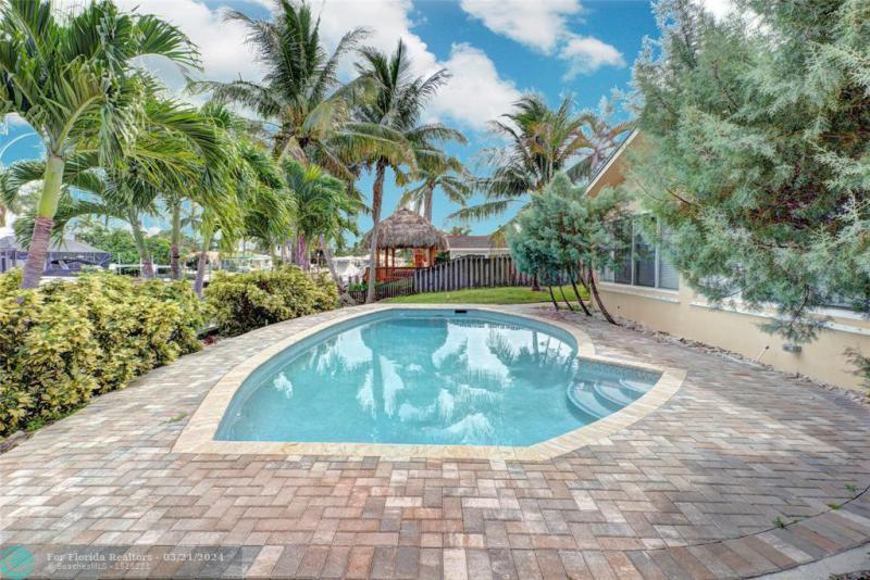 Single Family Homes Photo 9: 911 SE 11th St  Deerfield Beach,  FL 33441