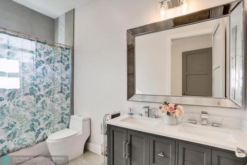  Single Family Homes Photo 16: 15701 SW 254th St  Homestead,  FL 33031