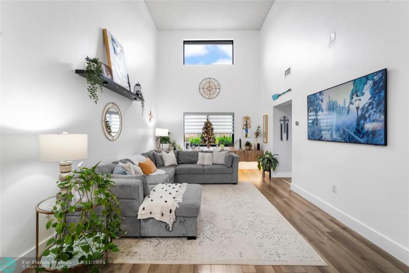  Single Family Homes Photo 7: 1328 SW 151st Way  Sunrise,  FL 33326