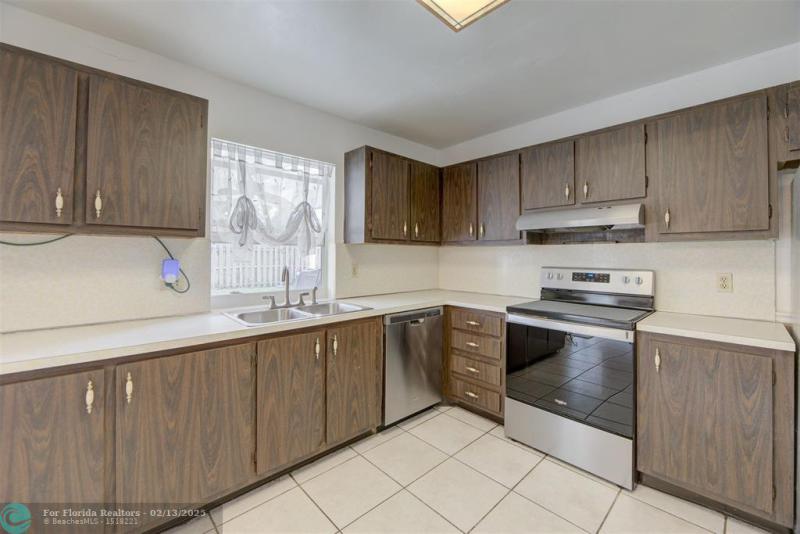  Single Family Homes Photo 7: 3330 NW 65th St  Fort Lauderdale,  FL 33309