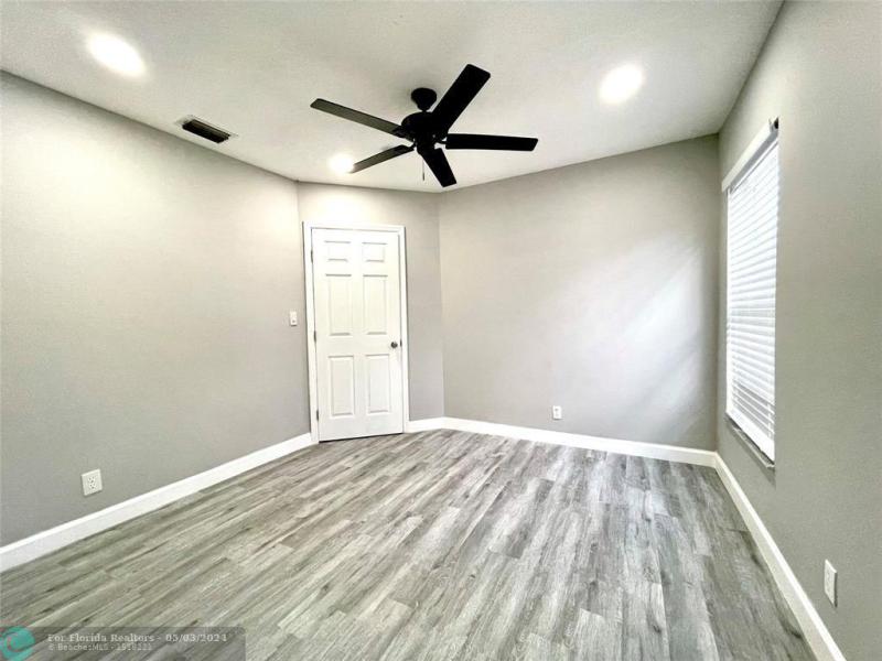  Single Family Homes Photo 10: 1582 NW 7th Ln  Pompano Beach,  FL 33060