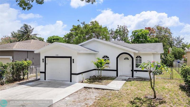  Single Family Homes Photo 2: 1582 NW 7th Ln  Pompano Beach,  FL 33060