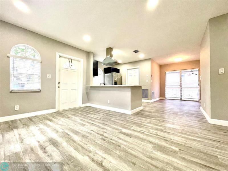  Single Family Homes Photo 3: 1582 NW 7th Ln  Pompano Beach,  FL 33060