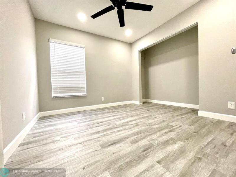  Single Family Homes Photo 9: 1582 NW 7th Ln  Pompano Beach,  FL 33060