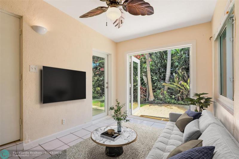  Single Family Homes Photo 5: 1401 SW 19th St  Fort Lauderdale,  FL 33315