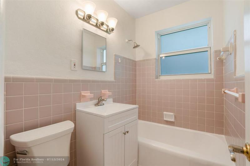  Single Family Homes Photo 8: 1401 SW 19th St  Fort Lauderdale,  FL 33315