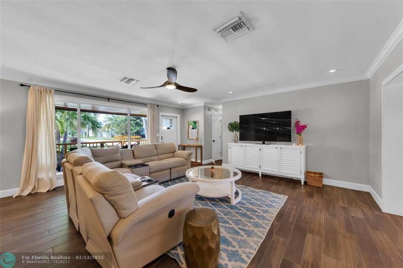 Single Family Homes Photo 8: 4020 NE 16th Ave  Oakland Park,  FL 33334