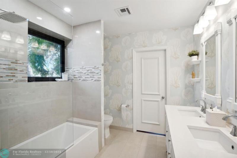  Single Family Homes Photo 15: 90 Compass Ln  Fort Lauderdale,  FL 33308