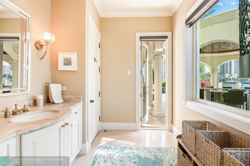  Single Family Homes Photo 16: 2 PELICAN DR  Fort Lauderdale,  FL 33301