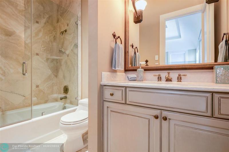  Single Family Homes Photo 25: 2 PELICAN DR  Fort Lauderdale,  FL 33301