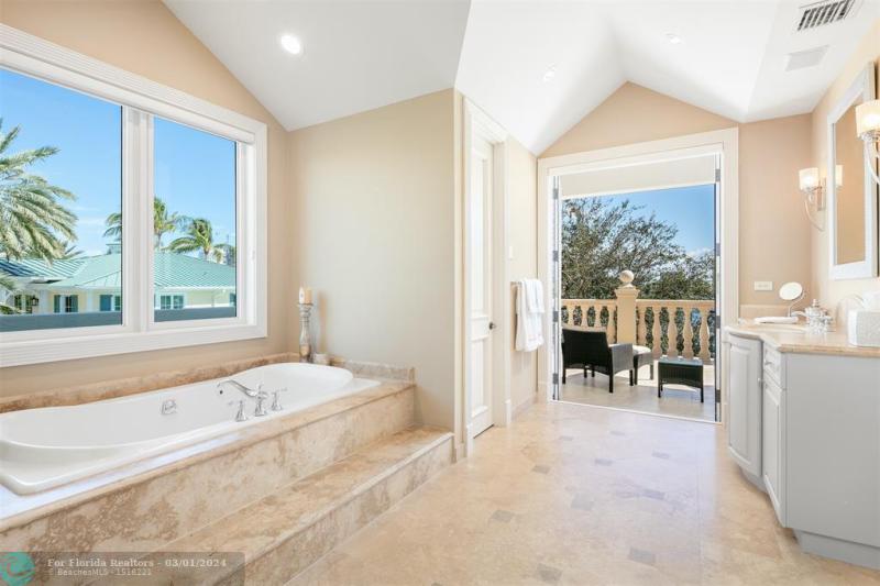  Single Family Homes Photo 32: 2 PELICAN DR  Fort Lauderdale,  FL 33301