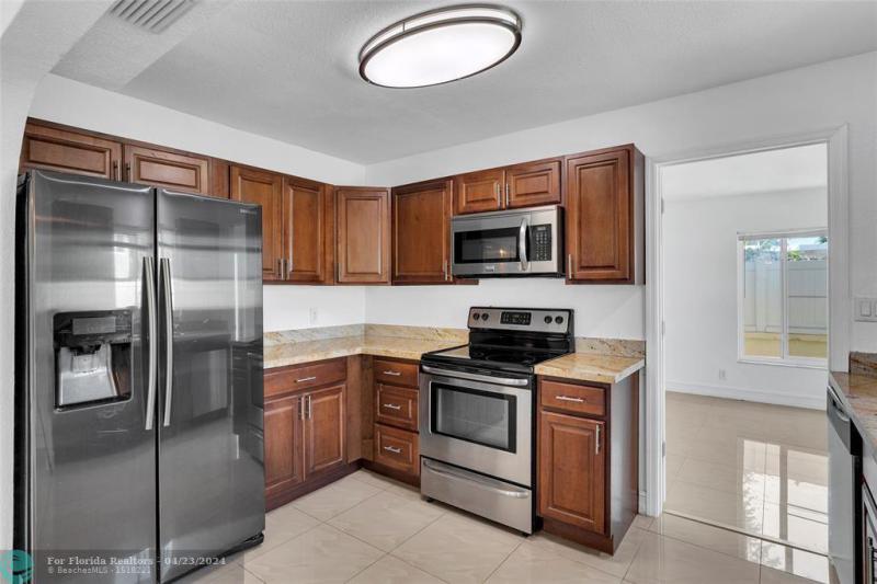  Single Family Homes Photo 10: 3057 NE 15th Ave  Oakland Park,  FL 33334
