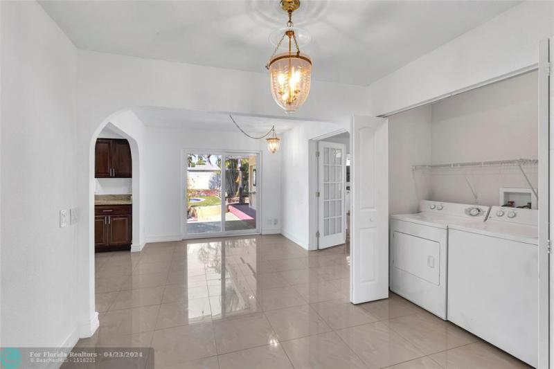 Single Family Homes Photo 5: 3057 NE 15th Ave  Oakland Park,  FL 33334
