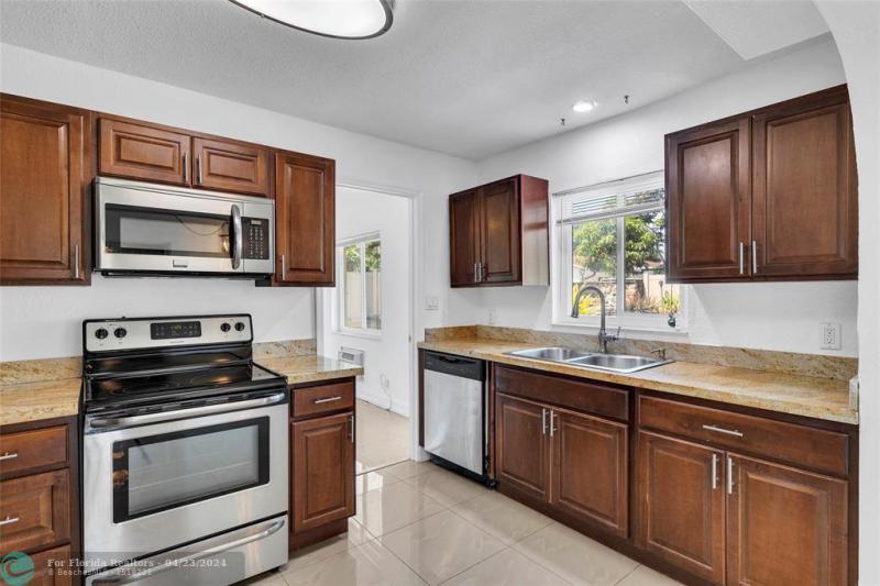  Single Family Homes Photo 8: 3057 NE 15th Ave  Oakland Park,  FL 33334