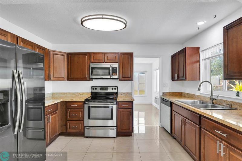  Single Family Homes Photo 9: 3057 NE 15th Ave  Oakland Park,  FL 33334