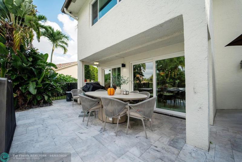  Single Family Homes Photo 9: 2495 Lob Lolly Ln  Deerfield Beach,  FL 33442