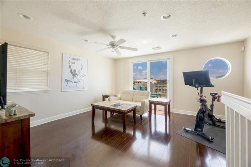  Condo & Townhome Photos