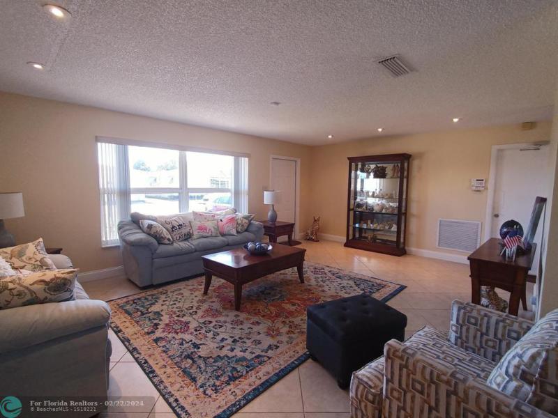  Single Family Homes Photo 9: 1031 NW 49th St  Deerfield Beach,  FL 33064
