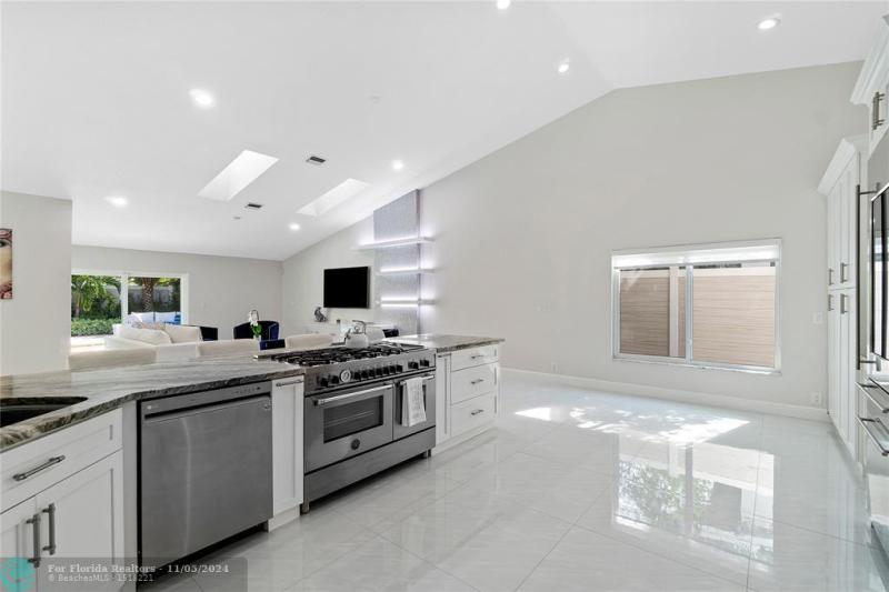  Single Family Homes Photo 15: 263 Hibiscus Ave  Lauderdale By The Sea,  FL 33308