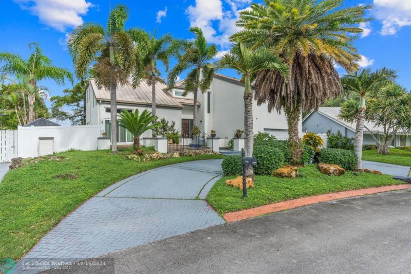  Single Family Homes Photo 3: 7605 Black Olive Way  Tamarac,  FL 33321