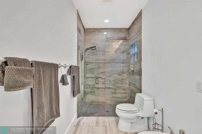  Single Family Homes Photo 15: 2502 NE 6th Ave  Wilton Manors,  FL 33305