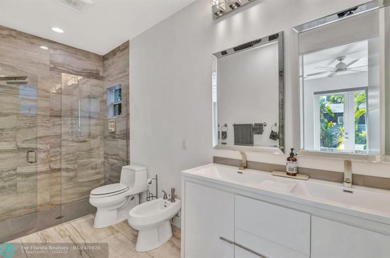  Single Family Homes Photo 16: 2502 NE 6th Ave  Wilton Manors,  FL 33305